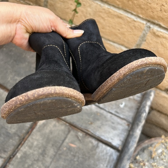 Born Black Suede Chelsea Boots 7.5 Women’s - Picture 11 of 12